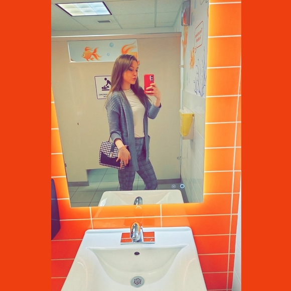 Meet your Posher, Ashley - Picture 2 of 5